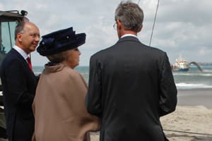 Article image of: Koningin Beatrix sluit zeewering Maasvlakte 2