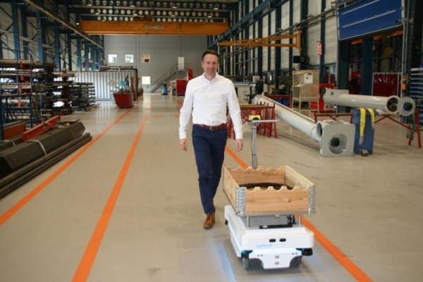 Article image of: Logistiek medewerker opgevolgd door transportrobot