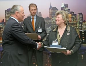 Article image of: AXIS & Stuifmeel BV ontvangt zilveren `Bonding and Bridging Award`