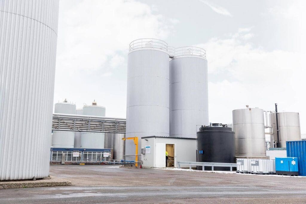 Article image of: Nieuwe rauwe melktanks voor zuivelfabriek De Graafstroom