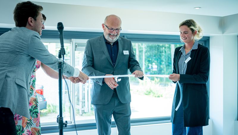 Jan Hazen, wethouder Economische Zaken van de gemeente Uithoorn, opent retour- en recycleruimte Hitma