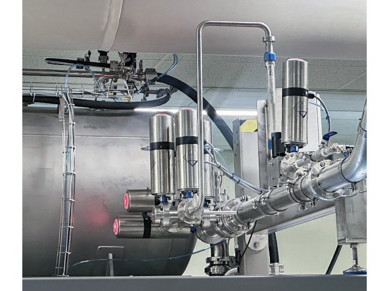 De pig wordt ontvangen in het ontvangststation en kan door het openen van de vlinderkleppen weer teruggestuurd worden naar het zendstation.