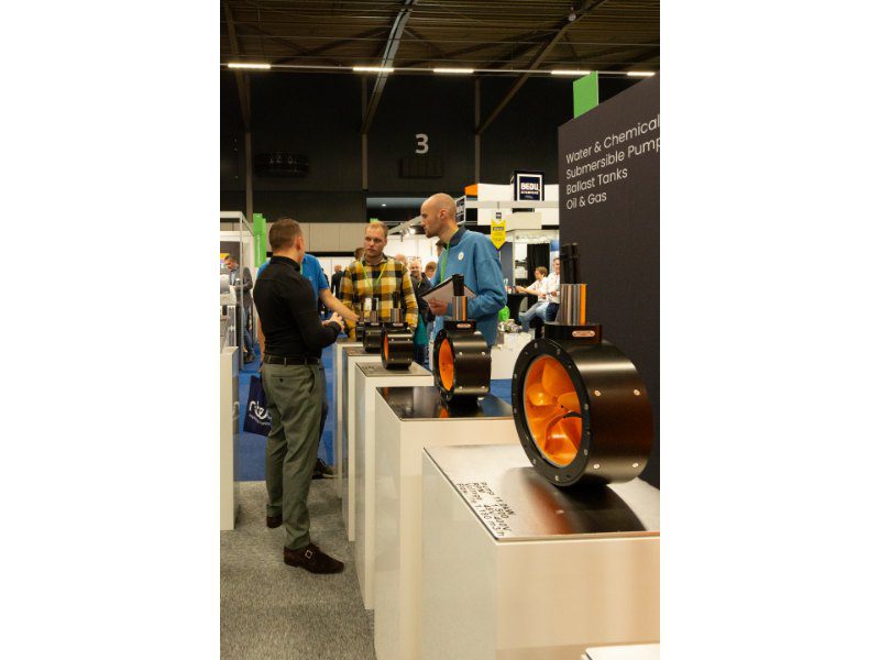 Heavy duty pompen bij High Volume Pumps. De voorste pomp heeft een vermogen van 11 kWh, draait tot 1.500 toeren per minuut en kan 1.180 kuub per uur verpompen.