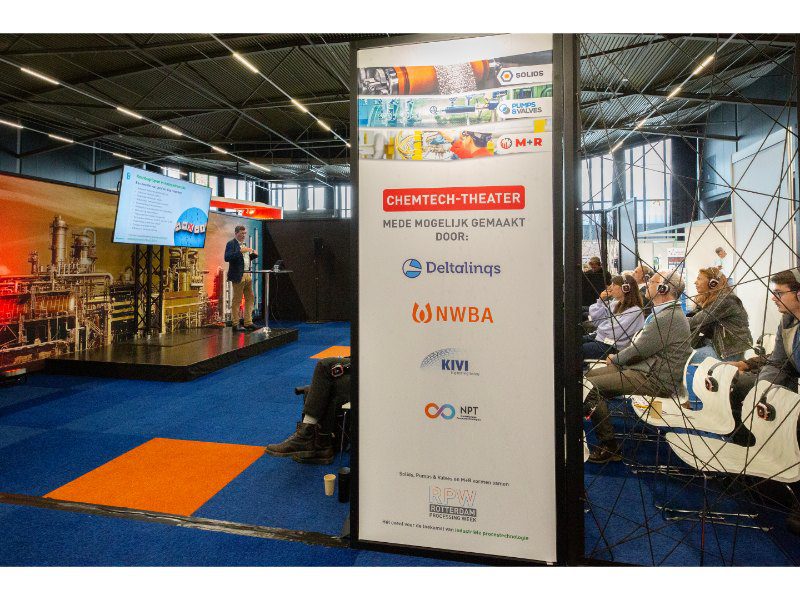 Het Chem-Tech theater. Op de agenda stond hier de pinch-analyse van een papierfabriek. Veel van deze seminars werden matig bezocht. Ondanks dat Easyfairs er harder dan ooit aan had getrokken om een geïntegreerd kennisprogramma op te tuigen.