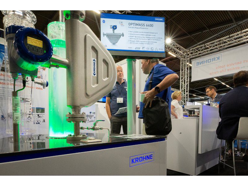 Krohne pakte traditiegetrouw uit met zijn innovatieve meet- en regeltechniekoplossingen. Prominent in beeld de Optimass 6400. Deze Coriolis massaflowmeter voor toepassingen in de (petro)chemie en foodindustrie heeft een dubbele gebogen buis. Entrained Gas Management biedt een continue werking, ook met lucht of gas in het medium. Deze meter biedt, zo stelt Krohne, de hoogste OIMLnauwkeurigheidsklasse van 0,3 voor custody transfer (lees: bijv. de verkoop van petrochemicaliën van de ene naar de andere partij), waarbij OIML staat voor de Internationale Organisatie voor Wettelijke Metrologie.