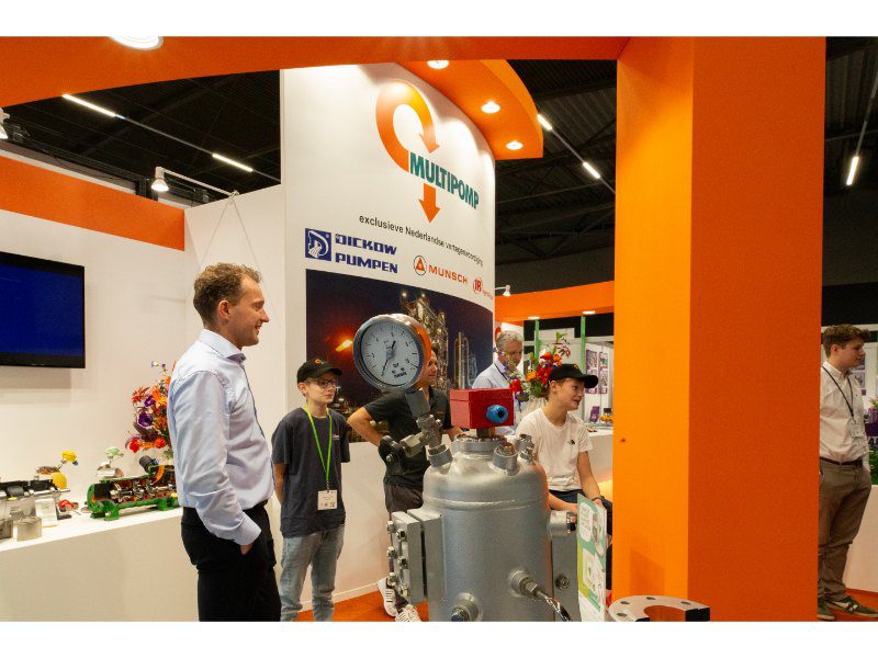 Bij Multipomp worden familieleden al jong bij de business betrokken. Vooraan sales engineer Arjan van der Glas.