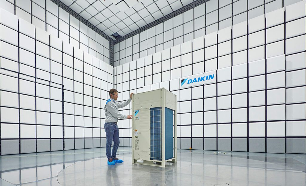 Testkamer voor elektromagnetische compatibiliteit (EMC) in het nieuwe R&D-centrum van Daikin