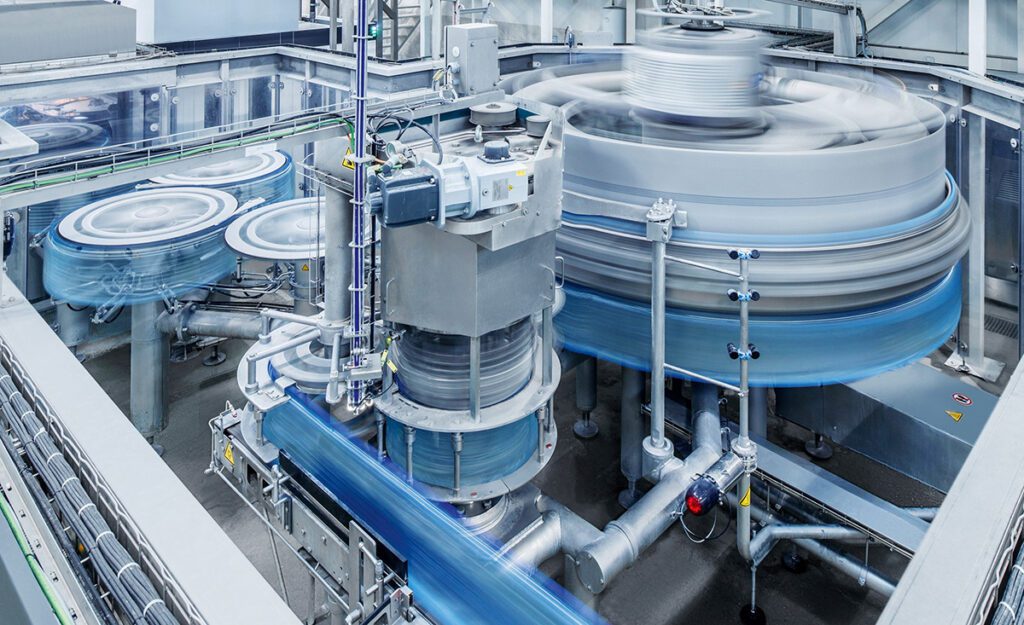 Door de rotatiesnelheid en richtingsverandering worden sterke centrifugale krachten uitgeoefend op de afgevulde flessen, waardoor er product uit kan spatten