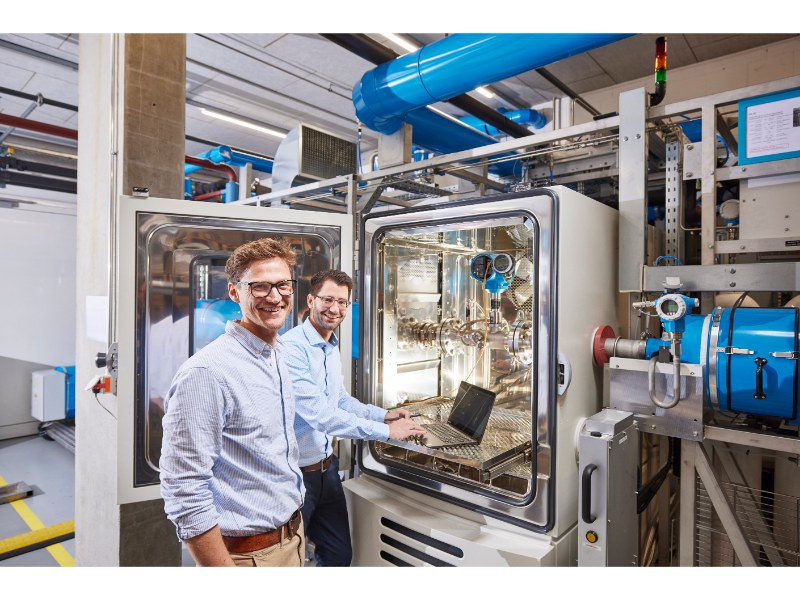 2 collega's van Mariager in het R&D lab in Reinach