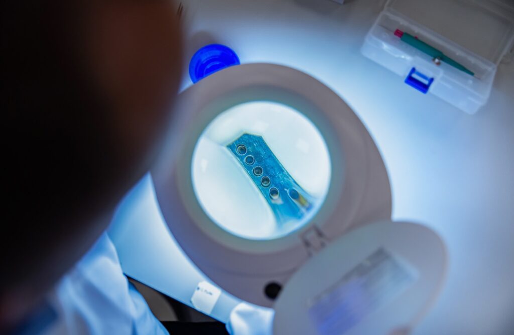 Labonderzoek bij Kiwa naar een pyrolysemonster