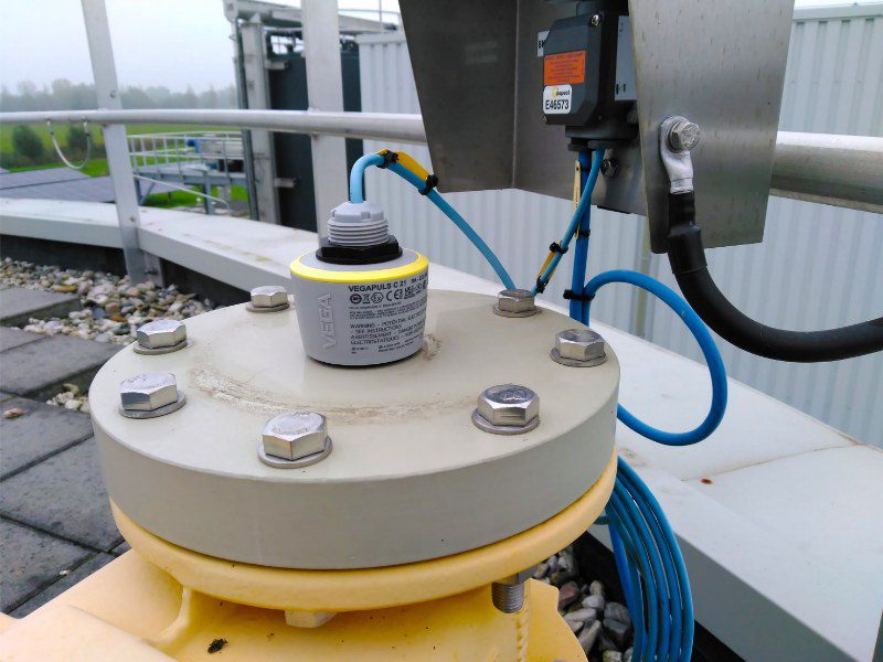 De VEGAPULS C21 heeft een 80 GHz radar. Dat betekent dat je bij eenzelfde antennesysteem een 3x zo kleine uitzendhoek krijgt. 