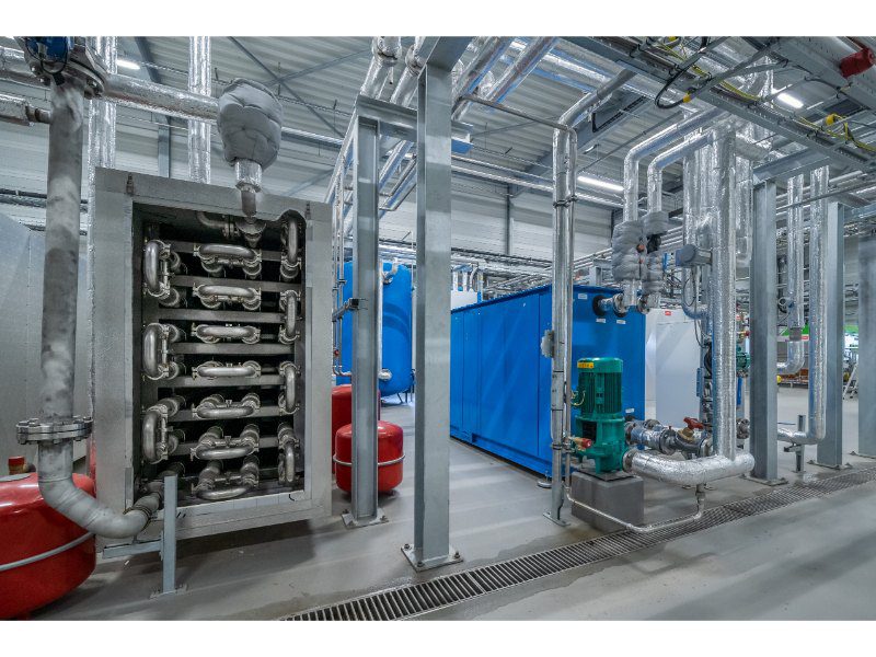En koelen de slib- en waterstroom met Kaumera later weer af voor de twee centrifuges.
