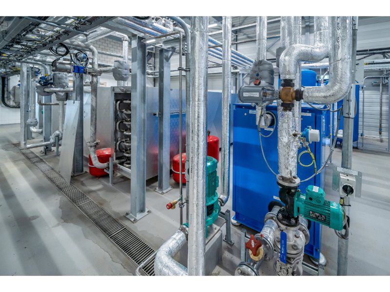 De warmtewisselaars warmen het slib eerst op naar 80 ºC voor in de extractiereactor. 