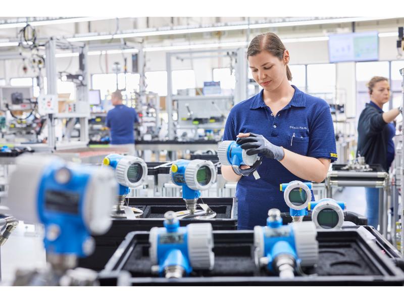 Productie van de nieuwe absolute/relatieve- en verschildruktransmitters Cerabar en Deltabar die zijn toegerust op de Industrial Internet of Things (IIoT) en de veiligheid verhogen doordat ze alarmeren bij afwijkingen in processen