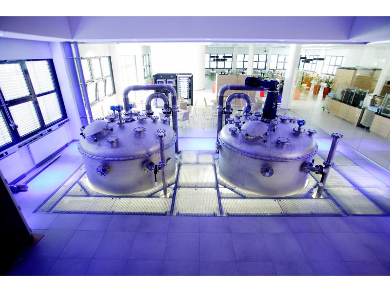 R&D-centre in Maulburg met rechts het bedrijfsrestaurant. De twee tanks zijn uitgerust met opties om alle mogelijk experimentele niveaumetingen te kunnen uitvoeren